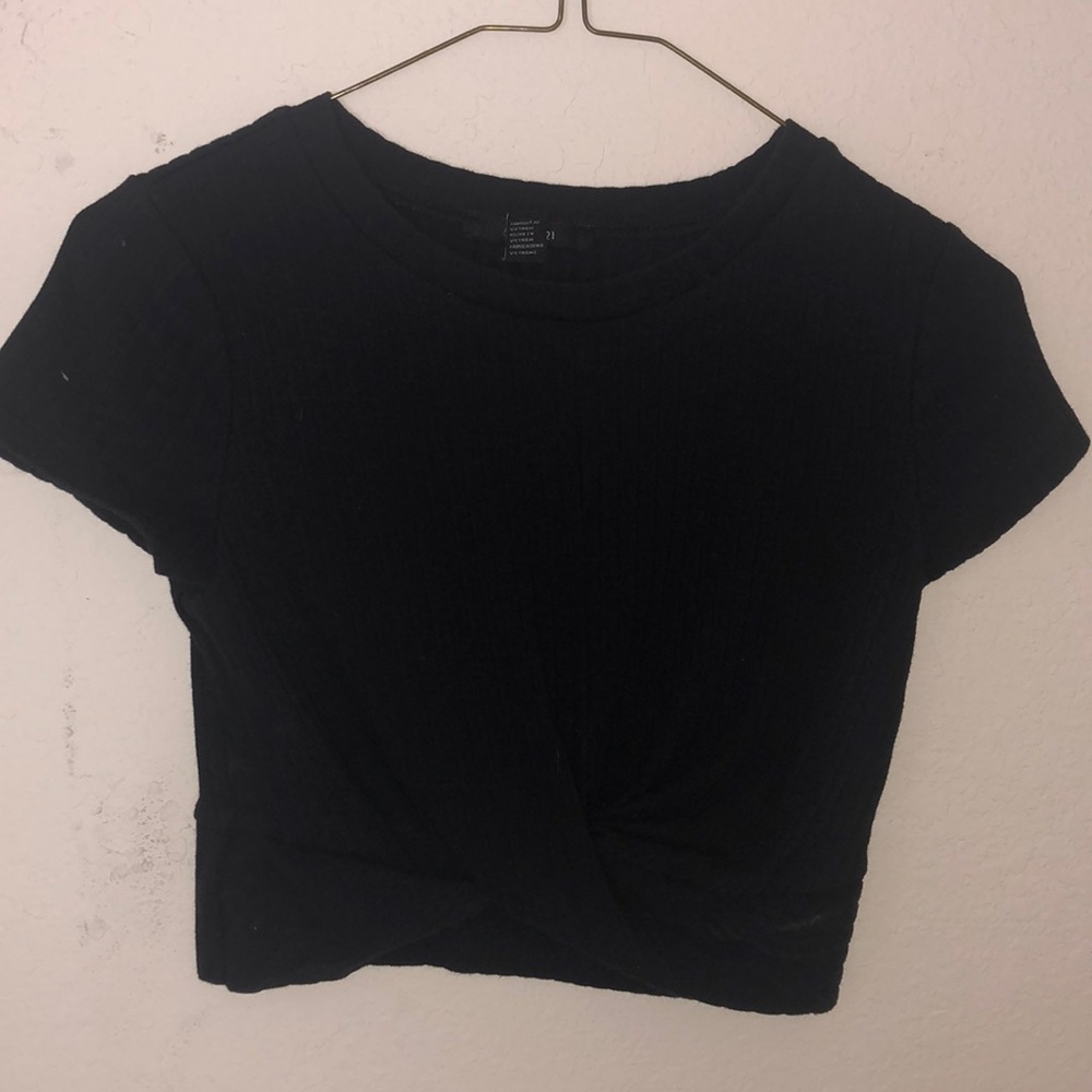 Black shirt sleeve crop top with twist front